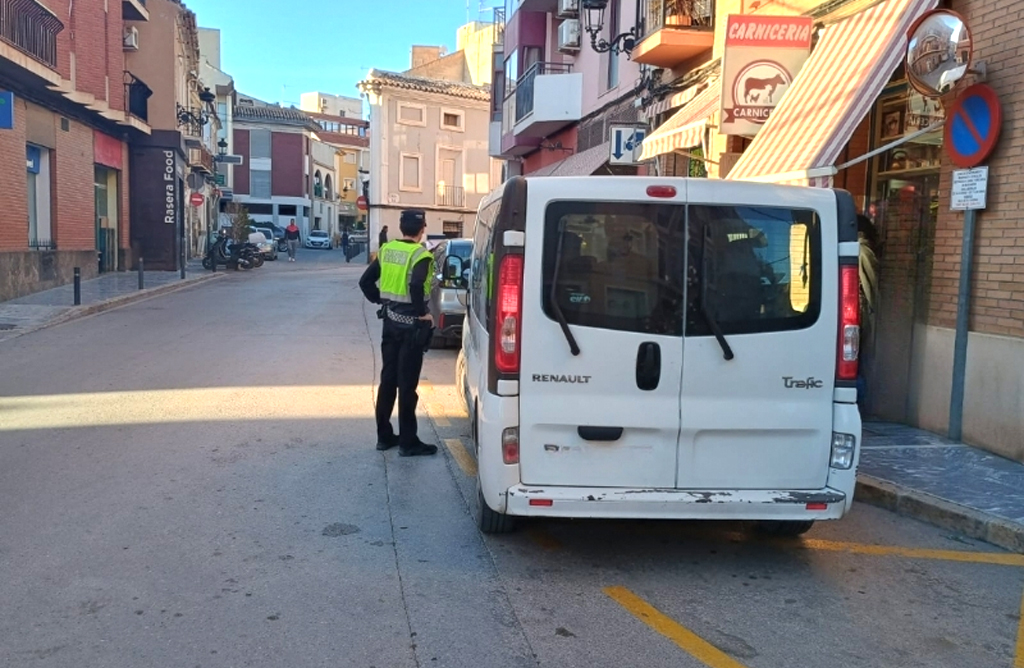 La vigilancia a las furgonetas que paran de forma indebida en la calzada, en el foco de la Polic�a Local